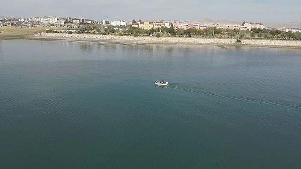 Uzun süre suda kalan Rojin’in cansız bedeninin şiştiği, yüzü tanınmaz hale geldiği için aile fertlerinin kıyafetlerinden tanıdığı ortaya çıktı. Genç kadının vücudunda herhangi bir kesici ve ateşli silah yaralanmasına dair ize rastlanılmadığı belirtildi.