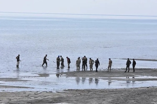 Rojin’in ağabeyi Servet Kabiş ise kardeşinin sudan korktuğunu belirterek “Kardeşimi öldürdüler” ifadelerini kullandı.