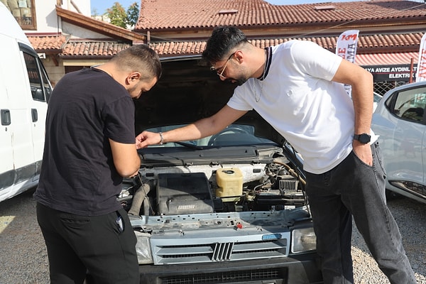 Konya'da bir kişi, hayali olan iPhone 16 Pro Max cep telefonuna sahip olabilmek için arabasını arkadaşıyla takas etti.