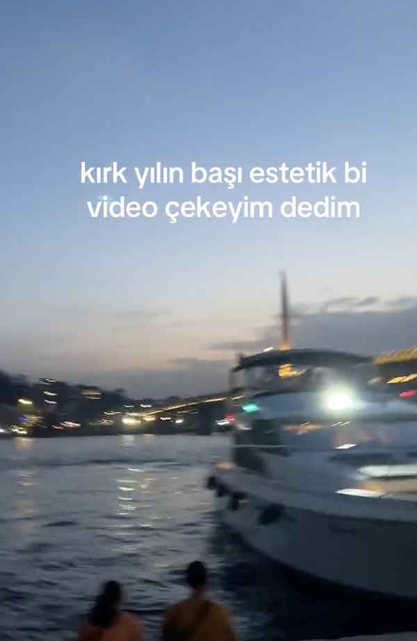 Haliç Köprüsü'nde gün batımını romantik bir şekilde çekmek isteyen kullanıcı bir anda gelen korna sesiyle estetik videosunu küfürle sona erdirdi. O anlar kameraya yansıdı.