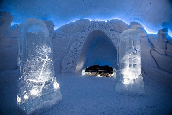 11. SnowVillage'a giderek bir keşfe katılın.