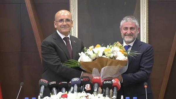 Mehmet Şimşek'in Nureddin Nebati’den görevi devralırken hemen yanında söylediği “Rasyonel bir zemine dönme dışında seçenek kalmamıştır” ifadeleri de ekonomi tarihimizin unutulmaz anlarından biri olarak kayıtlara geçmişti.