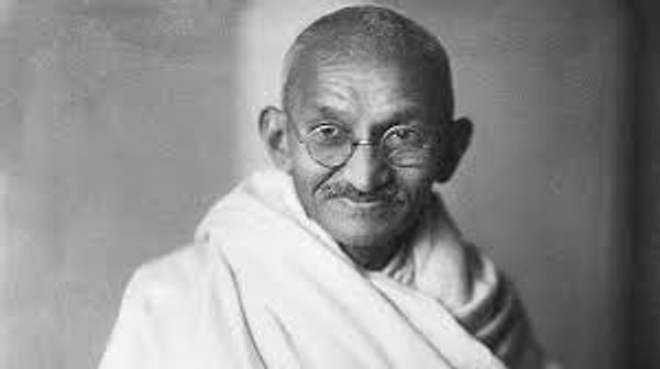 10. Mahatma Gandhi, bağımsızlık mücadelesinde hangi stratejiyi kullanarak halkı harekete geçirmiştir?