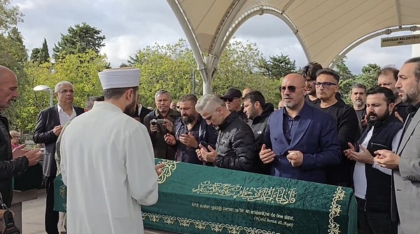 Şakirin Camii'inde kılınan ikindi namazının ardından Karacaahmet mezarlığına defnedilen Yalnızoğlu'nun cenazesinde son görevini yapmak üzere birçok ünlü isim hazır bulundu.