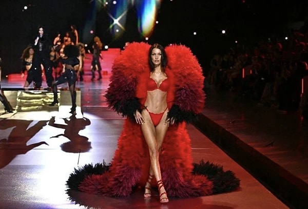 Victoria's Secret markasıyla özdeşleşen Adriana Lima gibi isimler podyumda süzülürken Hadid kardeşler, büyük beden mankenler ve 2000'lerin efsane isimleri de geceye damga vurdu.