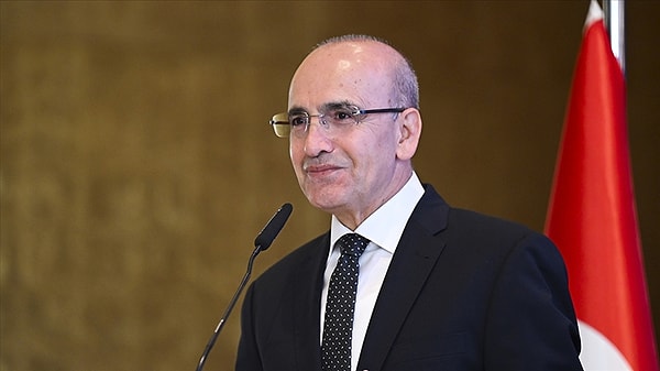 Hazine ve Maliye Bakanlığı’na Mehmet Şimşek’in gelmesiyle birlikte Türkiye’de yeniden faizler yükselmeye başlamış ve kamuda tasarruf politikasıyla birçok yeni vergi getirilmişti.