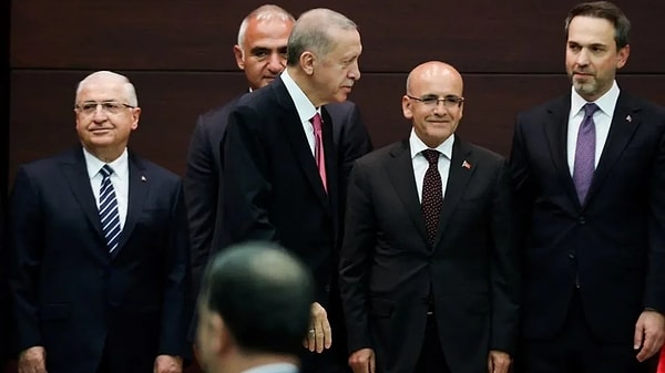 Özdemir’in iddiasına göre, Cumhurbaşkanı Recep Tayyip Erdoğan, ekonomi politikaları nedeniyle oy kaybı yaşandığı için Mehmet Şimşek’i görevden almak istedi.