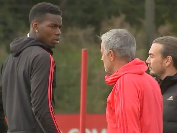 İkilinin antrenmanda kavga ettiği görüntüler medyaya düşmüş ve adeta Pogba ile Mourinho arasında bir soğuk savaş yaşanmıştı.