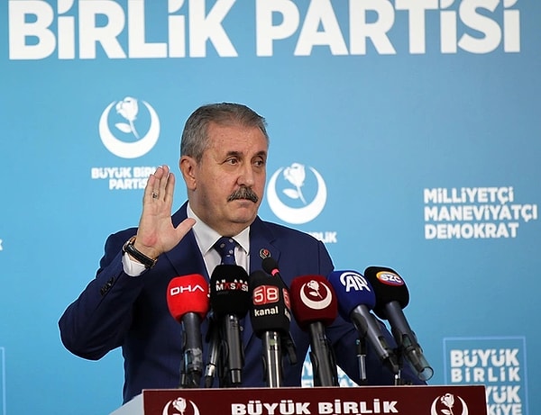 Geçtiğimiz günlerde Meclis’in gündemine gelen Savunma Sanayii Yardım Fonu için kredi kartlarından yıllık 750 lira vergi kesileceği iddiası sonrasında Büyük Birlik Partisi Genel Başkanı Mustafa Destici’den tepki çeken açıklamalar gelmişti. Kredi kartı vergisine karşı çıkanları eleştiren Destici, bugün ise sözlerinin yanlış anlaşıldığını söyledi. Destici ayrıca, bugünün Türkiye’si için idam cezasının mecburiyet olduğunu da sözlerine ekledi.