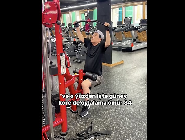 Spor salonunda gençlerden çok 70-80 yaşındaki insanların olması dikkat çekti.