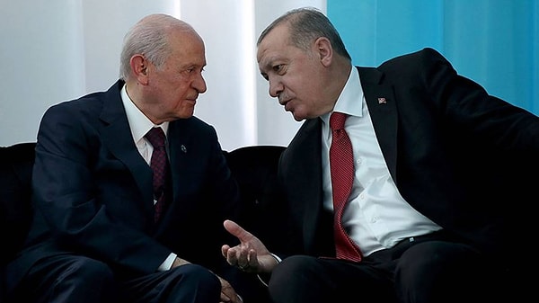 Cumhurbaşkanı Recep Tayyip Erdoğan'ın geçen hafta Devlet Bahçeli'nin DEM Parti'lilerle tokalaşması sonrası gündeme gelen "yeni çözüm süreci" tartışmalarına ilişkin verdiği mesajlar gündemdeki yerini koruyor.