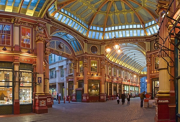 Londra’da biraz daha dolaşalım ve Harry Potter filmlerinde Diagon Yolu olarak karşımıza çıkan Leadenhall Market’i ziyaret edelim.