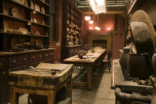 Harry Potter evreninde bir başka gizemli durak olan 12 Grimmauld Place, Londra’daki Claremont Square’de bulunuyor.