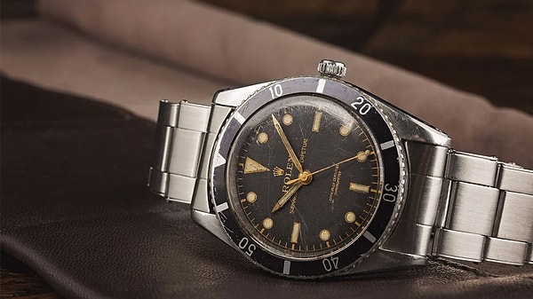 İlk defa 1950’li yıllarda Rolex’in 'Submariner' modeliyle tanıştığımız döndürülebilir bezeller, bazen tek ya da çift yönlü dönebilen, bazen de sabit şekilde tasarlanabiliyor.