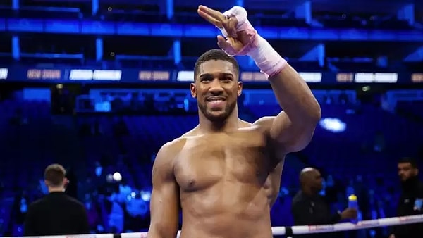 İngiliz boksör Anthony Joshua'ya da bu soru soruldu. Joshua, ''tamamen gençlik avantajından ötürü'' maçı Jake Paul'un kazanacağını söyledi.