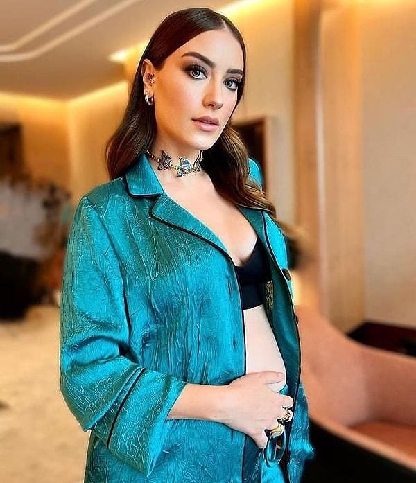 Ülkenin en güzel ve en başarılı oyuncuları arasında gösterilen Hazal Kaya, son günlerde yeni projesi ve katıldığı Mevzular Açık Mikrofon programıyla konuşuluyor.