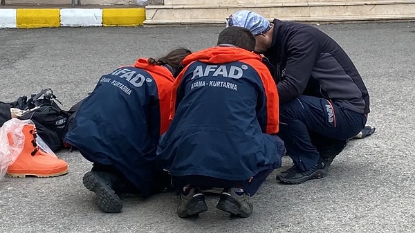 Öğrenci ve öğretmenler okuldan tahliye edilirken bir öğrenci ve iki okul çalışanı tedbir amaçlı hastaneye kaldırıldı.