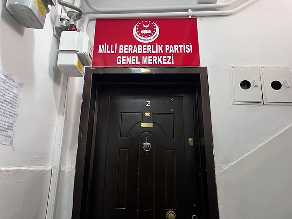 Baskında, uyuşturucu satışı yapan parti üyesi M.G. ve B.Y. ile uyuşturucu kullanan 5 şüpheli gözaltına alındı. Yapılan aramalarda, satışa hazır halde paketlenmiş çok sayıda metamfetamin ele geçirildi.