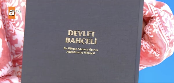 Milliyetçi Hareket Partisi'nin lideri Devlet Bahçeli, Müge Anlı'ya kendi yaşam öyküsünü anlatan "Devlet Bahçeli: Bir Ülküye Adanmış Ömrün Anlatılmamış Hikayesi" kitabını hediye etti.