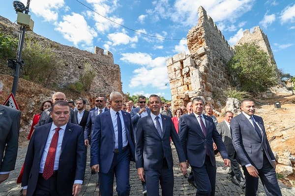 Tüm Türkiye’nin konuştuğu olayla ilgili ise ana muhalefet partisi olan CHP’nin lideri Özgür Özel’den paylaşım veya açıklama gelmedi.