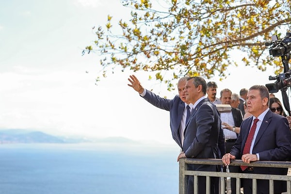 Özgür Özel, sosyal medya hesabından son olarak Alanya ilçesine başkanlığı ziyaretine dair fotoğraflar paylaştı.