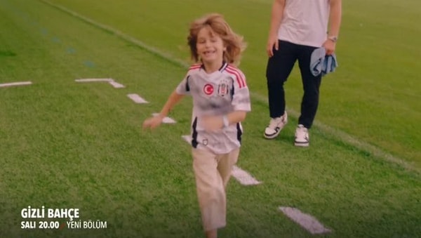 Dizide Memo karakteriyle Beşiktaş'ın mabedi Tüpraş Stadyumu'nda buluşan Semih Kılıçsoy'un oynayacağı bölüm Salı akşamı 20.00'de yayınlanacak.