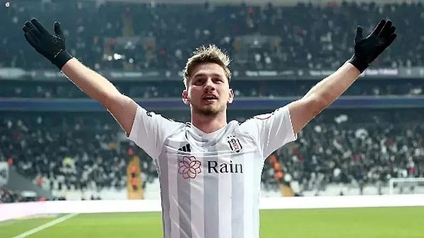 Beşiktaş'ın genç yıldızı Semih Kılıçsoy bu kez dizi oyuncusu olarak karşımıza çıktı. NOW TV'de yayınlanan Gizli Bahçe dizisine konuk olan Semih Kılıçsoy'un oynadığı bölüm Salı akşamı yayınlanacak.