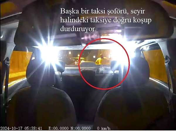 Bir başka taksi şoförü aracın şoförsüz halde hareket ettiğini görünce hemen kendi aracından inerek diğer taksiye koştu.