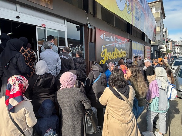 Trabzon'da düzenlenen ev ürünleri fuarında izdiham yaşandı.