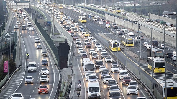 Cumhuriyet Bayramı etkinlikleri için bazı yollar trafiğe kapatılacak. Bayram etkinlikleri kapsamında Fatih Vatan Caddesi'nde yarın yapılacak prova ve 29 Ekim tören günü saat 06.00 itibarıyla program bitimine kadar Adnan Menderes Bulvarı (Vatan Caddesi) ile buna çıkan tüm yollar uygun noktalardan trafiğe kapatılacak.