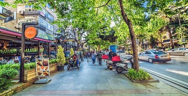 Bostancı’dan başlayarak Kızıltoprak’a kadar uzanan yaklaşık 9 kilometre uzunluğundaki Bağdat Caddesi megakentin en ünlü konumlarından biri.