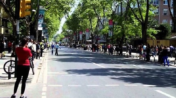 Bir yandan denizle aranızda birkaç adım mesafe bulunurken bir yandan ‘açık hava mağazası’ olmasıyla saatlerce yürüyüş yapabileceğiniz bir nokta.