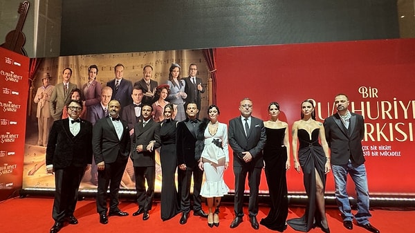 Salih Bademci, Ahmet Rıfat Şungar, Ertan Saban, Melis Sezen, Birce Akalay, Okan Yalabık, Mehmet Özgür ve Şifanur Gül gibi harika oyuncuların kadroda olduğu 'Bir Cumhuriyet Şarkısı' filminin galası dün akşam yapıldı.