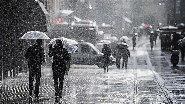 Meteoroloji Genel Müdürlüğü tarafından yapılan son tahminlere göre: Türkiye'nin kuzey kesimlerinin parçalı yer yer çok bulutlu, Karadeniz ile İstanbul'un Anadolu Yakası ve Kocaeli çevrelerinin yağmur ve sağanak yağışlı, Doğu Karadeniz’in iç kesimlerinin yükseklerinin karla karışık yağmur ve kar yağışlı, diğer yerlerin az bulutlu ve açık geçeceği tahmin ediliyor.