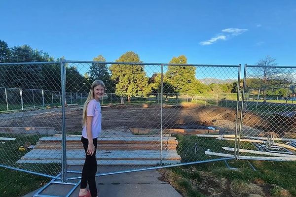 Yeni bir park için aslında bütçelerinin olduğunu fakat bir taslakları olmadığını dile getiren belediye yetkilileri, çareyi Rosili'nin taslağında bulmuş anlayacağınız. Rosili'nin çabasıyla birlikte belediyenin bütçesi birleşince ortaya böyle tatlı bir proje çıkmış.