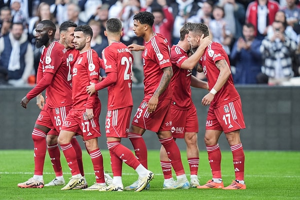 Semih Kılıçsoy'un yine yoktan var ederek kazandırdığı penaltıyı gole çeviren Ciro Immobile, Beşiktaş'ı 29.dakikada 1-0 öne geçirdi.