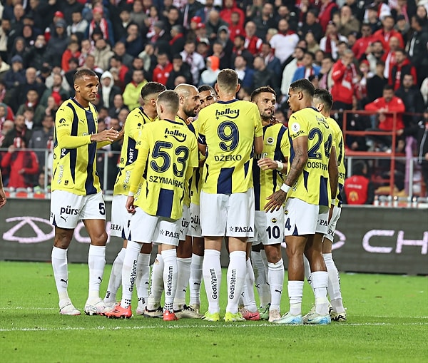 Fenerbahçe iki kez öne geçtiği maçta 88.dakikada Soner Aydoğdu'nun golüne engel olamadı ve sahadan bir puanla ayrıldı.