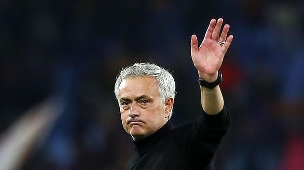 Ligde Galatasaray'ın 8, Beşiktaş'ın 3 puan gerisine düşen Fenerbahçe'de Jose Mourinho ağır şekilde eleştiriliyor.