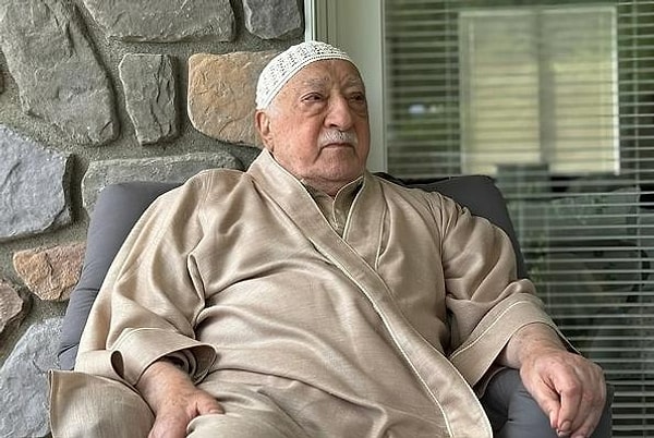 Terörist başı Fethullah Gülen ölümü bugünkü gündemin konusu. Tedavi gördüğü hastanede 83 yaşında ölen teröristin, şeker hastalığı ve böbrek yetmezliği olduğu biliniyordu.