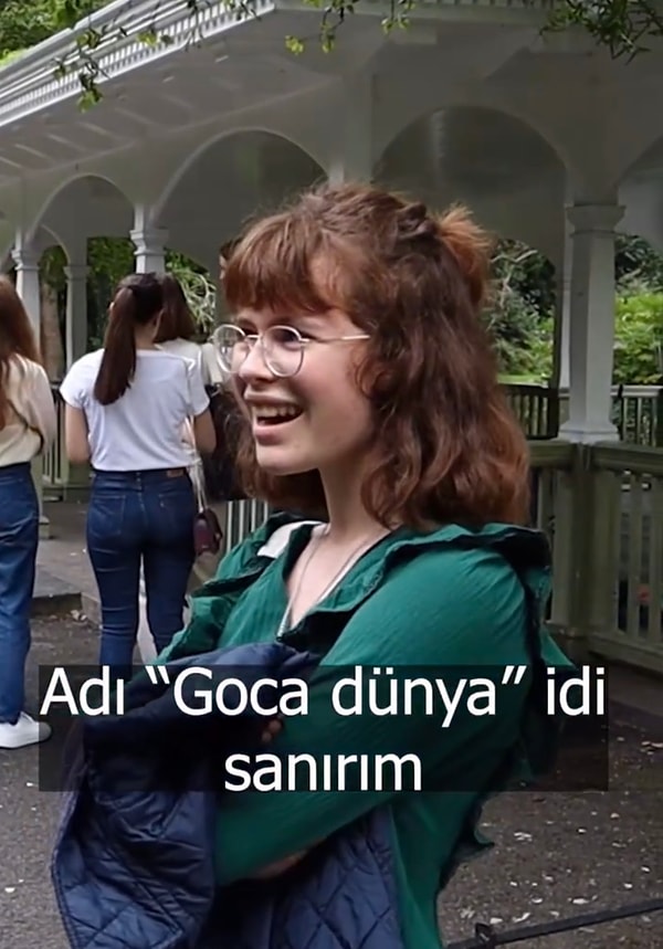 Tatlı kadın, Türkçe bir şarkı bildiğini söyleyerek “Hey Gidi Koca Dünya” parçasını söylemeye başladı.