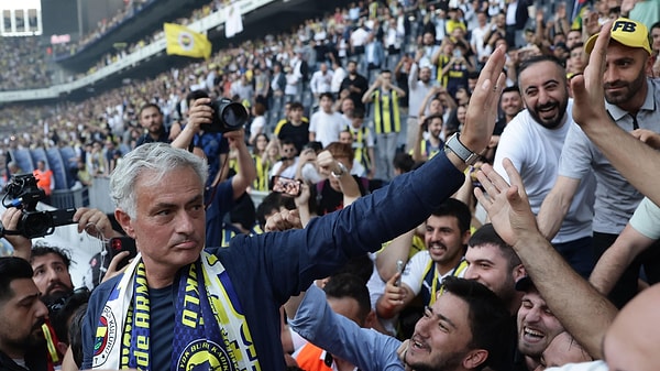 Ayrılması gündeme gelen ya da taraftarlar tarafından istifası istenen Mourinho'nun Fenerbahçe'den gitmesi durumunda alacağı tazminat ise araştırılıyor.