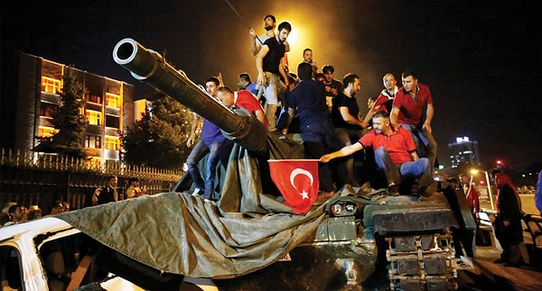 15 Temmuz 2016'da gerçekleşen darbe girişimi de FETÖ'nün yaşattığı felaketlerden sadece bir tanesiydi.