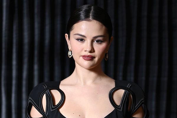 Oyunculuk, şarkıcılık, yapımcılık ve iş insanlığı... Bir parmağında bin marifet var demekten hiç de gocunmayacağımız nadir dünyaca ünlü isimlerden birisi Selena Gomez. Kendisi şimdi bulunduğu konuma gelebilmek için aşması gereken yolları tabiri caizse yıllar boyunca tırnaklarıyla kazıdı.