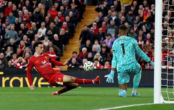 Arne Slot yönetiminde sezona iyi başlayan Liverpool, Chelsea'yi 2-1'lik skorla mağlup ederek ilk 8 haftada 7. galibiyetini aldı ve zirvedeki yerini korudu.