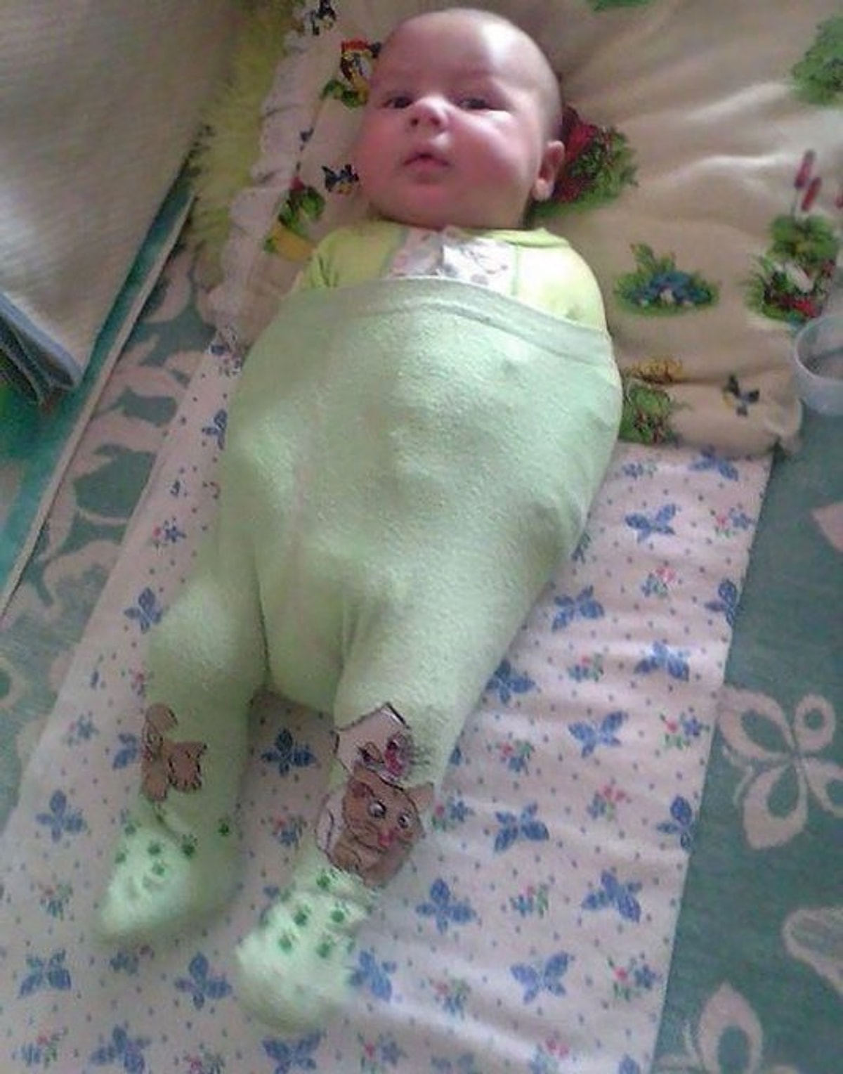 Ребенок не отдает игрушку. Ребенок пытается дотянуться. Свободное пеленание новорожденного алгоритм. Малыш тянется к полке. Baby falling from stoller.