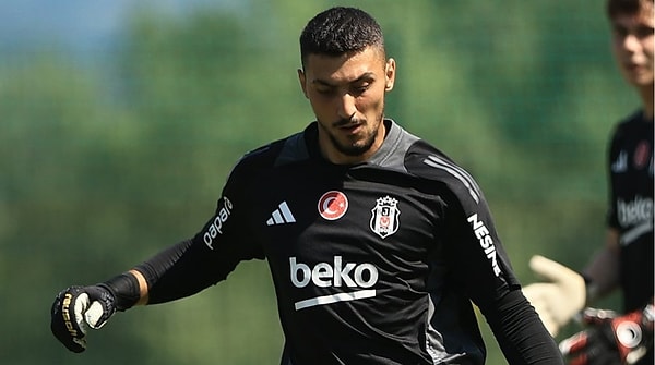 TRT Spor'un haberine göre, Lyon maçında Mert Günok ve Ersin Destanoğlu'ndan yoksun olacak Beşiktaş'ta kaleyi 19 yaşındaki Göktuğ Baytekin koruyacak.