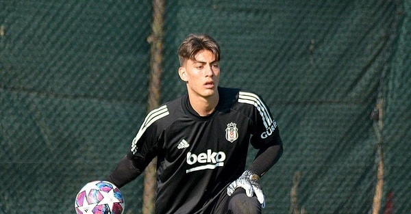 Bir dönem Beylikdüzü'nde de forma giyen 1.86 boyundaki genç kaleci, sırasıyla Beşiktaş U17 ve U19 takımlarında mücadele etti. Ayrıca, milli takımın U19 kadrosunda 45 dakika süre aldı.