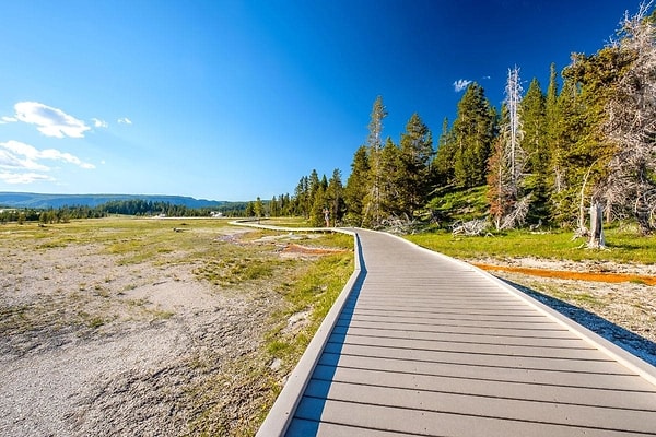 Yellowstone Milli Parkı'nı ziyaret edenlerin bu sıcak sulardan uzak durmasını sağlamak için, parkta yürüyüş alanları bulunuyor.