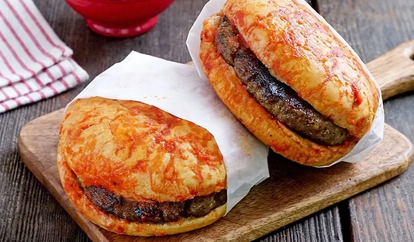 MasterChef Türkiye'nin son bölümünde şefler, mavi takım kaptanlığı için yarışmacılardan ıslak hamburger istedi.