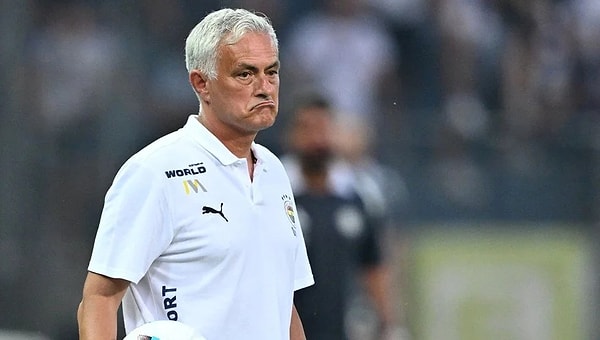 Mourinho, konuklarını otele davet ederek "Evime hoş geldiniz" şeklinde şaka yapmayı da unutmuyor. Konakladığı otelde sabahları düzenli olarak yüzdüğü bir havuz da bulunuyor.